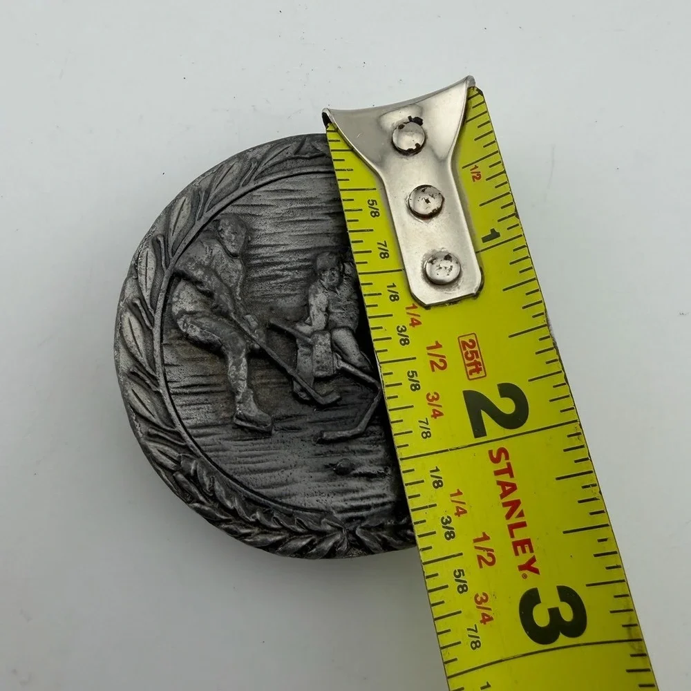 Vintage Hockey‎ Belt Buckle Pewter/Silver Tone Vintage 3D Relief Sports Round